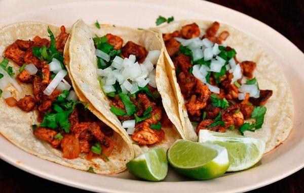 Tacos de fajita y pastor y pollo y tripas y de lengua