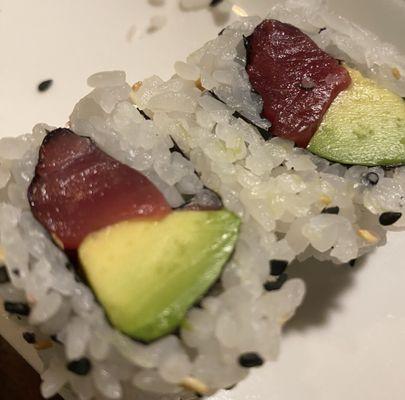 Tuna avocado maki