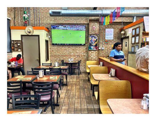 Inside Su Taqueria El Rey del Taco . Mexican Food Beers Drinks Margaritas.Patio Small Parking .Delivery TakeOut DineIn.Cool!