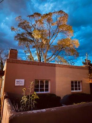 art is gallery santa fe
 419 Canyon Road
 View at night