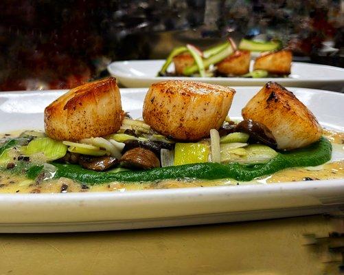 Pan Seared Scallops with asparagus purée, wild mushrooms, leeks and truffle vinaigrette