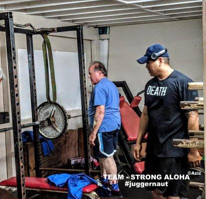 POWERLIFTING CLUB: Strong Aloha (#juggernauttraining) cleaning up after a bench session.