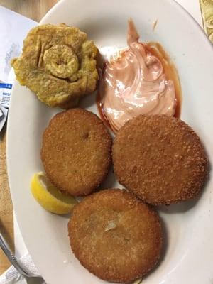 Crab cakes and tostones