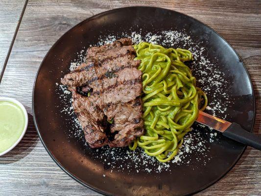 Tallarines verdes con bistec