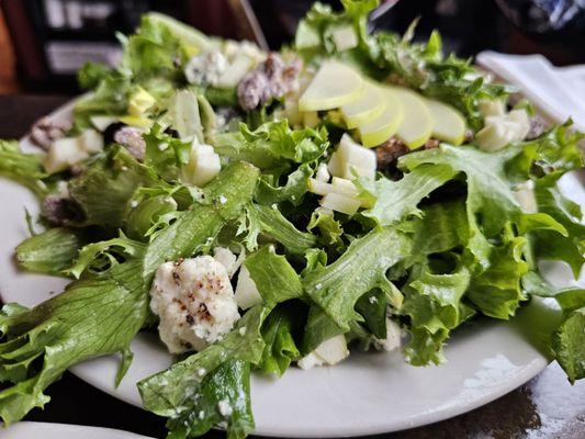 Steak salad with blue cheese crumble