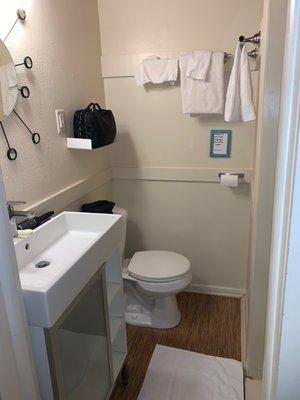 small bathroom - no pics when renting