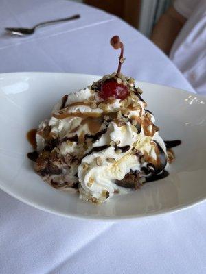 Hot brownie sundae