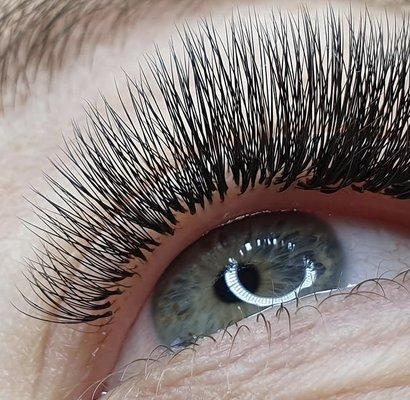 lashes extensions with a classic volume