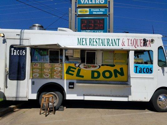 The taco truck takes cash only!