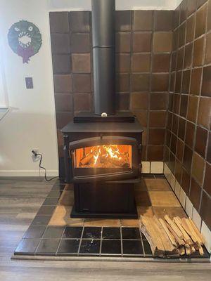 Cascades™ Wood Stove F2500M, includes Medium Door - Black