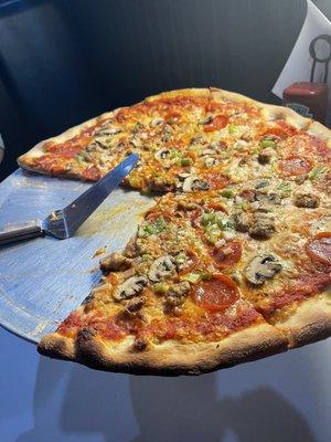 Elizabeth 18" Pizza with sausage, pepperoni, onions, peppers, & mushrooms.  A nice crispy thin crust!  Perfect!