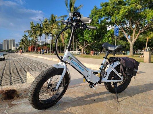 Easy to ride step-thru fat tire E-Bike is perfect for getting to Diamond Head, Manoa Falls and more!