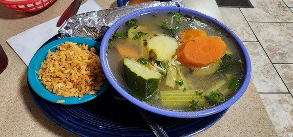 Caldo de pollo   .