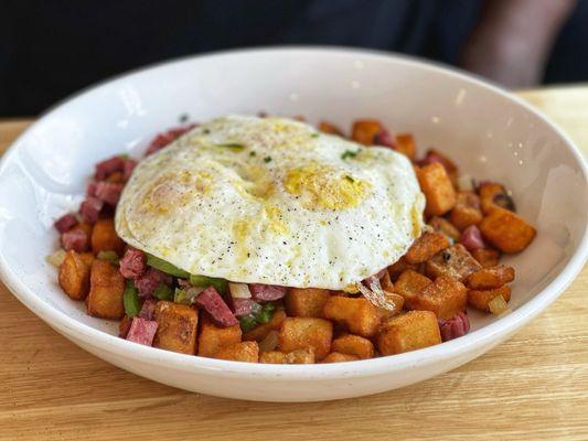 Now just look at those potatoes! Just how I like it, extra crispy! This is their corn beef hash.