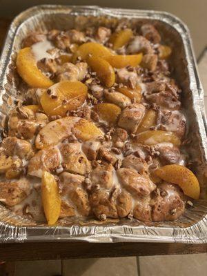 Cinnamon bun peach cobbler