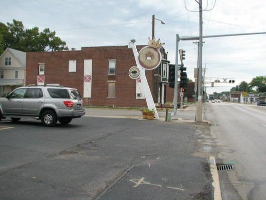 Right at the corner of Historic RT 66