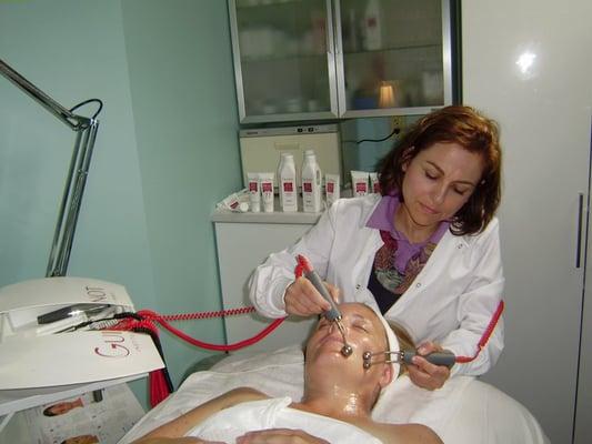 Faye Nouraee, Owner, performing a Hydradermie Facelift on a client.