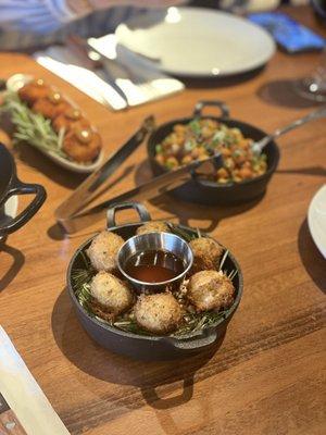 Croquetas, frituras de malanga y garbanzos fritos