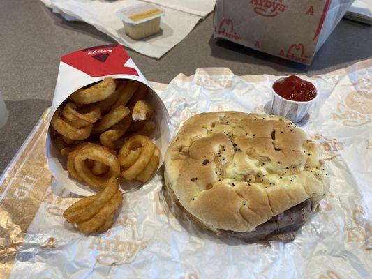 Beef and cheddar sandwich meal