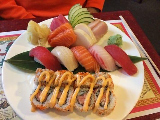 Sushi sashimi combo with spicy tuna toll (instead of California roll)