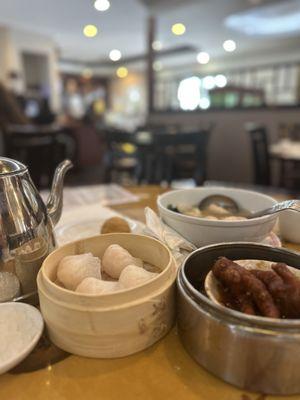 Shrimp dumplings Hao Gaw , chicken feet, 上汤净馄吞(hongkong style wonton in soup) and a teapot that works for free cups of decent quality tea.