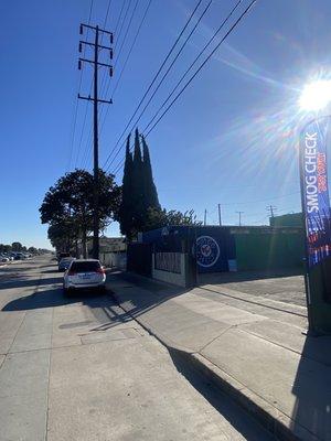 Hernandez smog Check located next to tire shop on corner