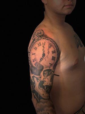 Clock skull