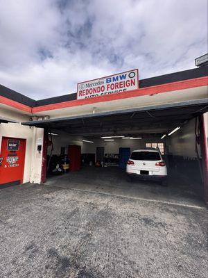 Right part of the shop, Redondo Foreign is the left side and all the way to the right corner is a smog buisness