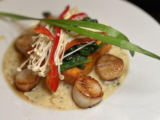 Scallops with enoki mushroom and polenta