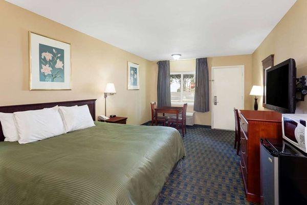 Travelodge by Wyndham Orange County Airport/ Costa Mesa