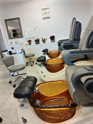 New chairs with great soaker tubs and massage!  Very nice.