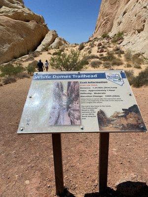 The entrance to White Domes Trailhead