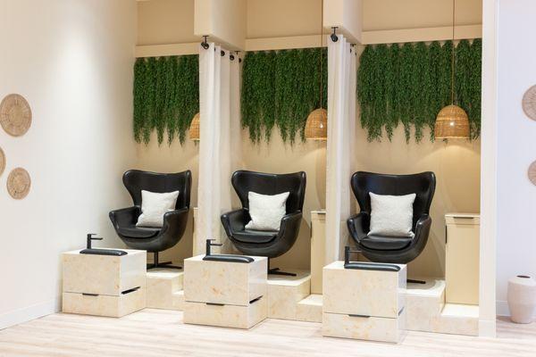 Luxury nail salon in Beverly Hills, Los Angeles. Award-winning manicures, pedicures, nail art and extensions.