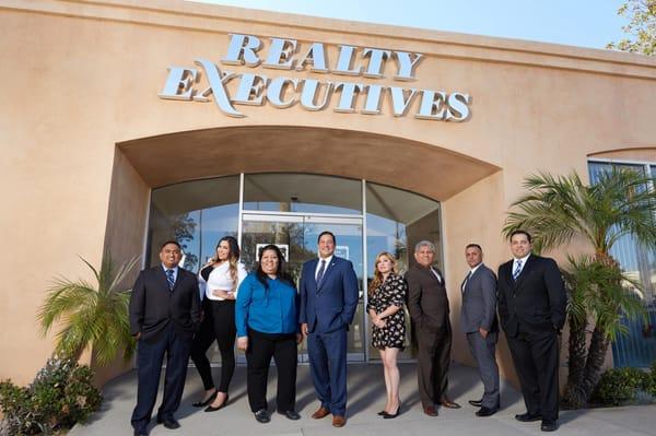 You'll always find smiley faces at Realty Executives in San Fernando.