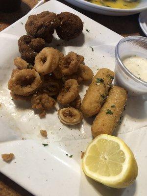 Fried Calamari, Fried Mushrooms and cheese. Really good ranch.