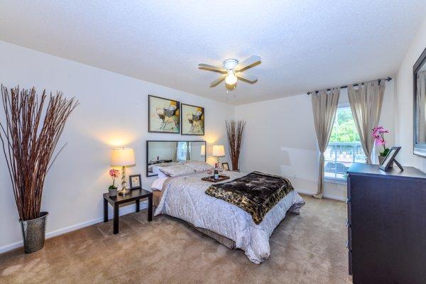 Willow Lake Apartment Homes - Model Bedroom