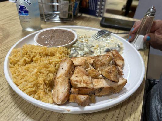 Chicken and rajas with sour cream.