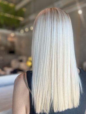 Hair color with bleach and classic blowout