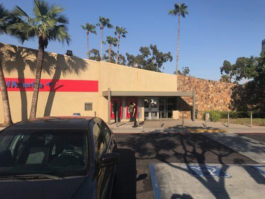 Lovely weather here at this BofA, and look at those palm trees. Private lot for the branch too, so you shouldn't have a hard parking.