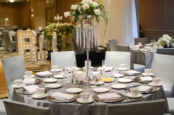 Floral arrangement for a Greenery Wedding theme in Westin Oaks Galleria in Houston, Texas. www.linenrentalhouston.com