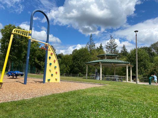 Climbing wall and gazebo with two bbq grills