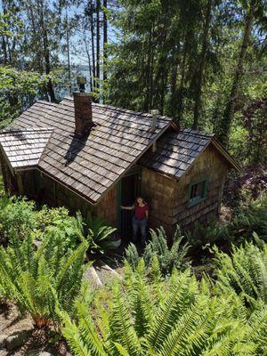 The Angeles cottage with the lake in the background.