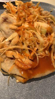 Pupusas de frijol y queso con curtido y salsa