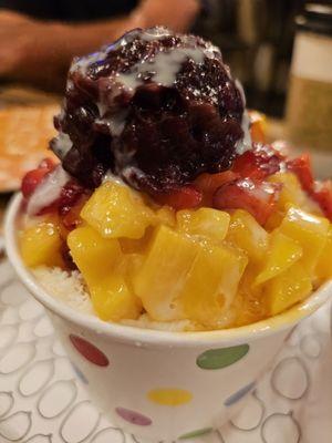 Small strawberry and mango bingsu with sweet red beans. Refreshing and so good.