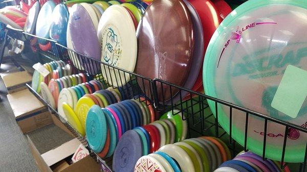 Shitton of frisbees for frolf