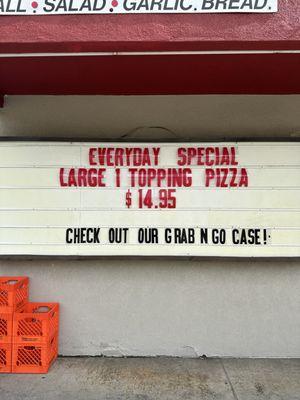 EVERYDAY PIZZA SPECIAL
LARGE ONE TOPPING
$14.95 + tax