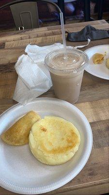 Arepa con Queso, empanada de carne y Milo Frio  Sabor a mi tierrita