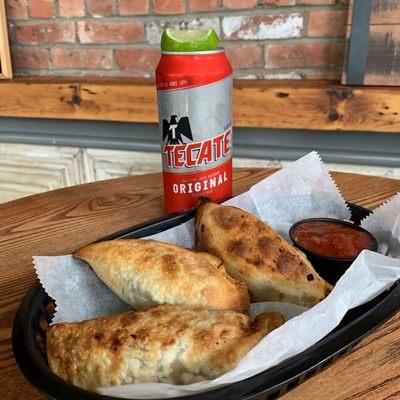 Kimpanadas.empanadas & Tecate