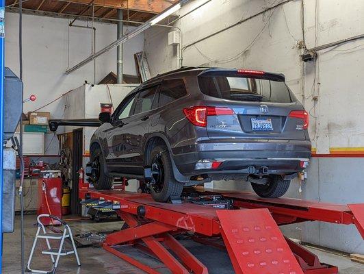 Lifted Honda pilot getting alignment