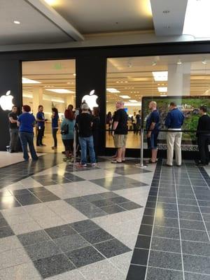 iPhone 5 queue!